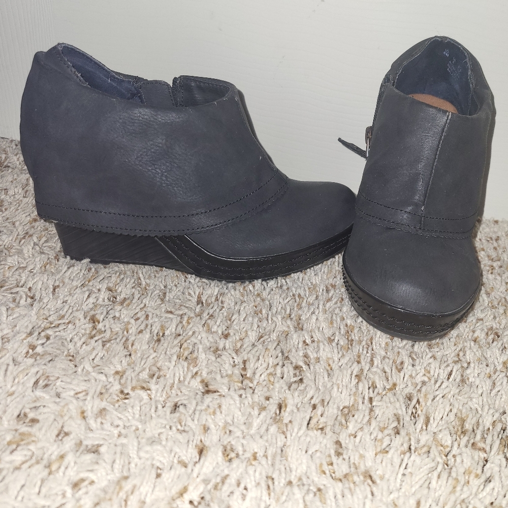 Dr Scholls black leather ankle boots.  Size 6